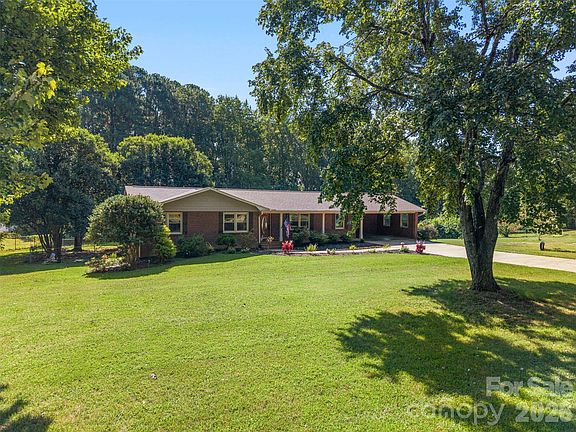 4th image of 4022 Lynn Cir