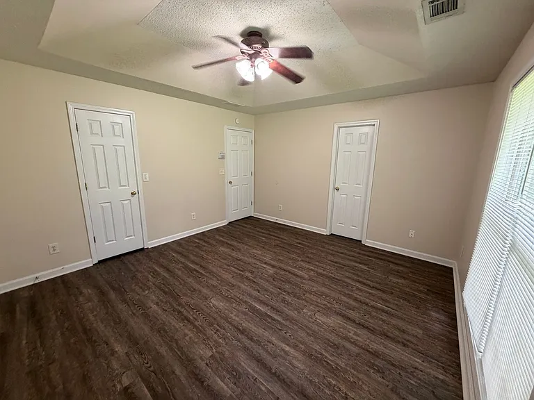 211 Ravenwood Ct — Photo 15