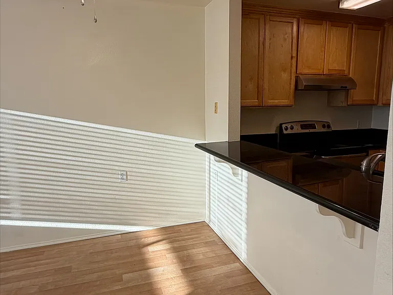 College Ave Apts. — Photo 9