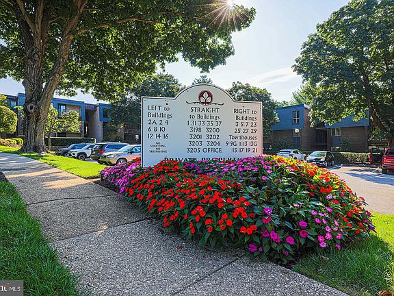 3rd image of 1 Stonehenge Cir APT 9
