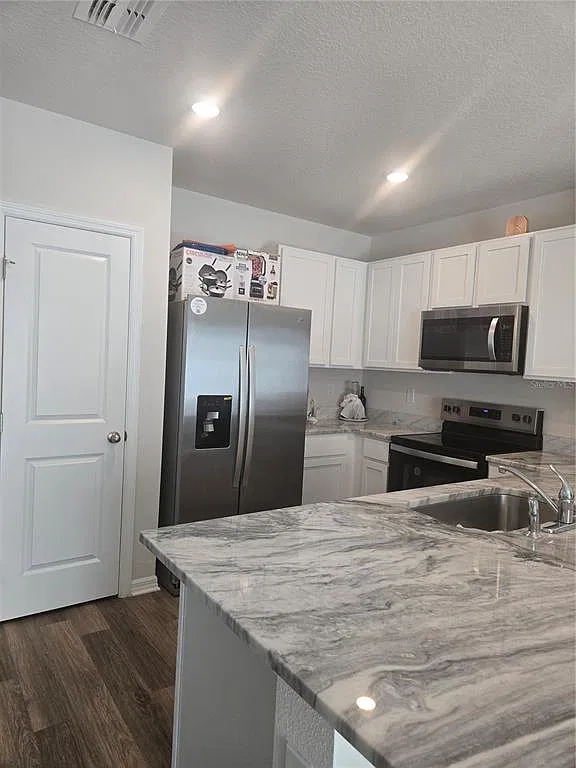 3 bed, 2.5 bath, 1460 sqft, $2,300 — Photo 4