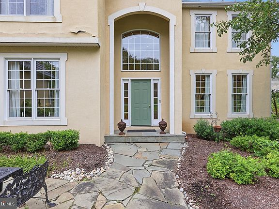 4th image of 17 Davis Dr