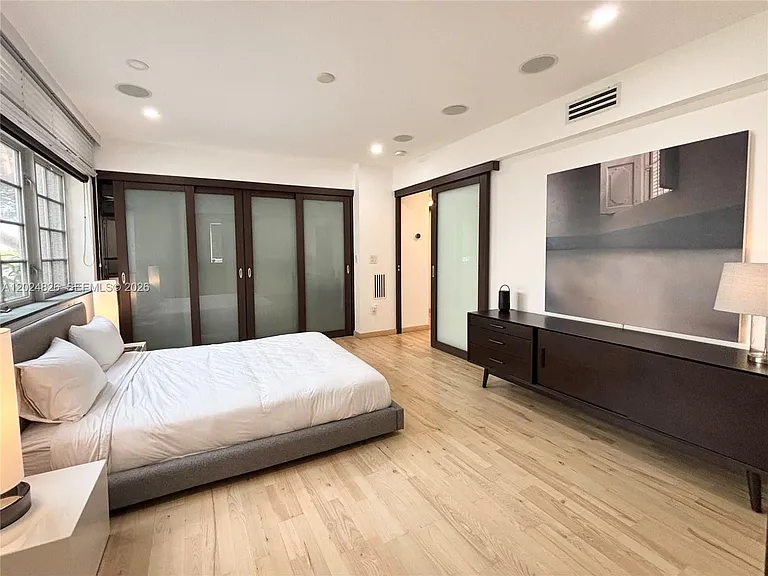 1520 Michigan Ave #1 — Photo 8