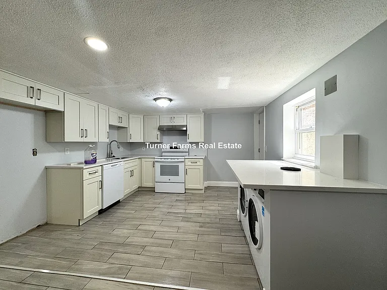 31 Chelsea St #B — Photo 1