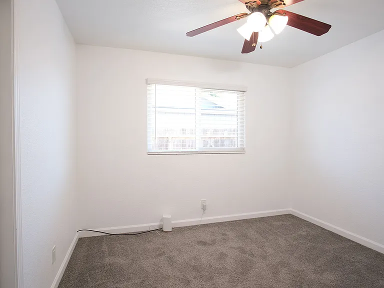1058 Locust Ave — Photo 16