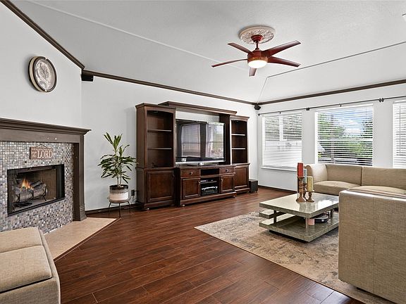 3rd image of 315 Appleton Ct