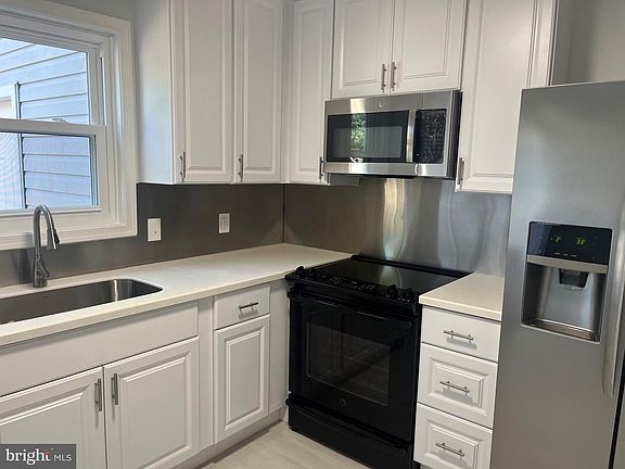 3rd image of 404 Cardinal Rd