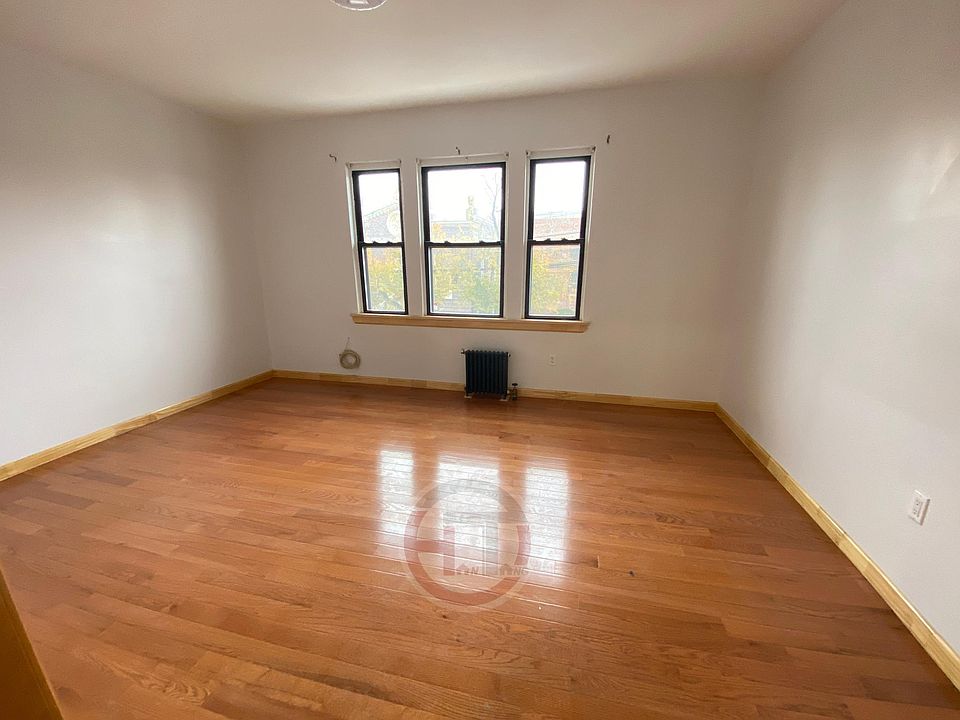 2nd image of 1032 Rhinelander Ave #2