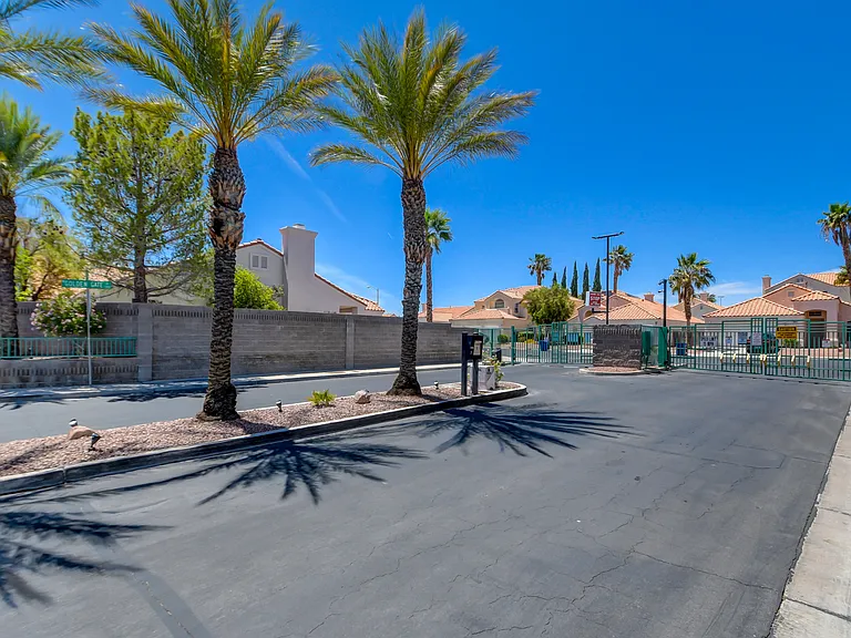 7365 Tamarind Ave — Photo 32