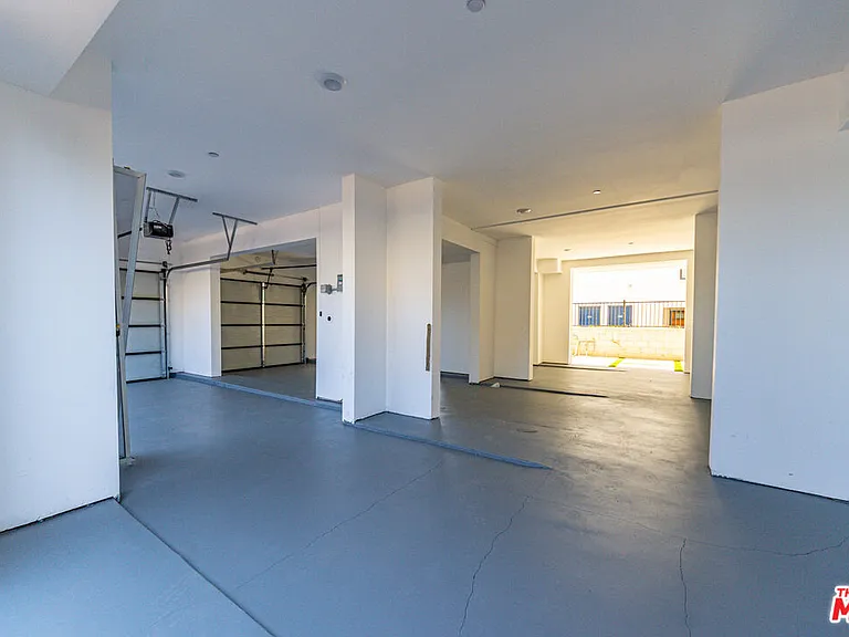 6702 Balboa Blvd #1 — Photo 27
