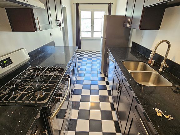 4th image of 839 Parkman Ave APT 208