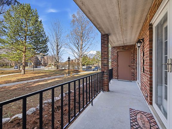 2nd image of 520 Biesterfield Rd APT 122B