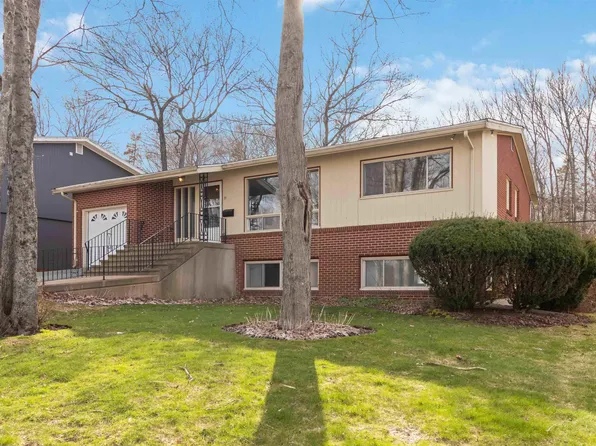 71 Woodward Cres, Halifax, NS B3M 1J6