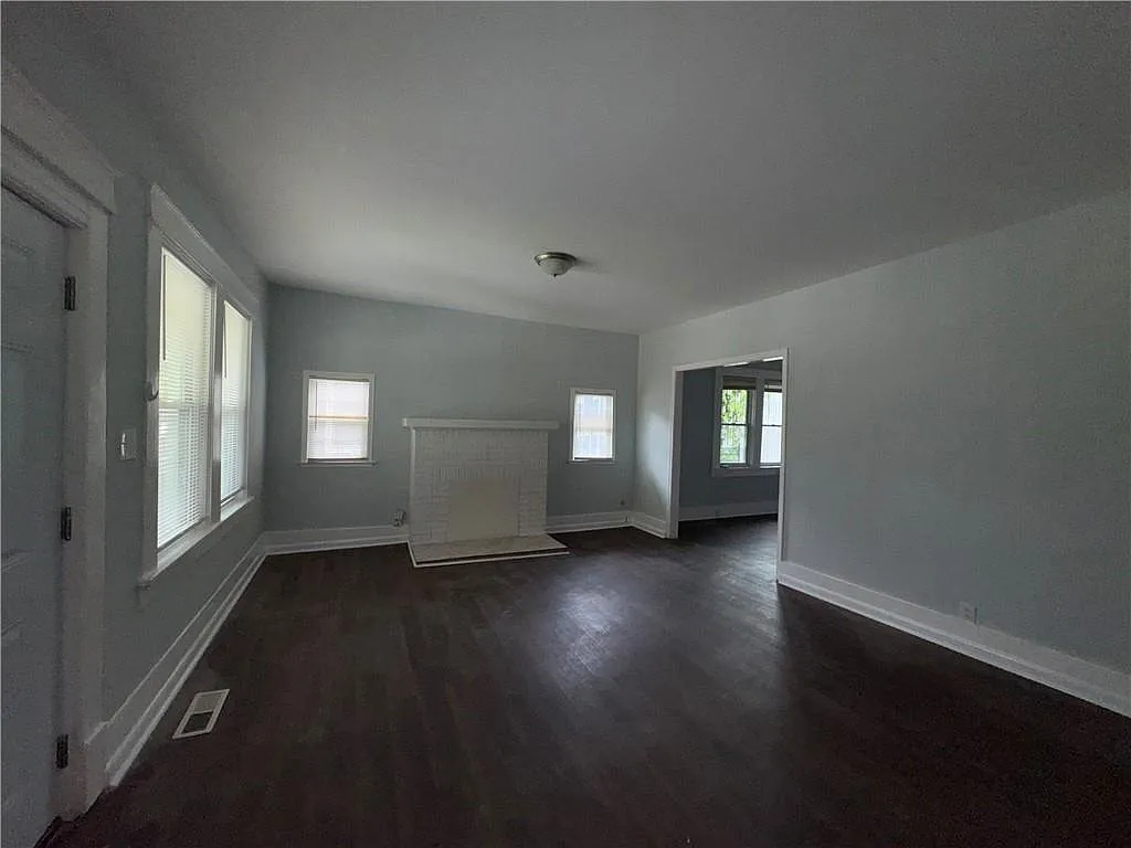 5 bed, 3.0 bath, 1700 sqft, $2,300 — Photo 4