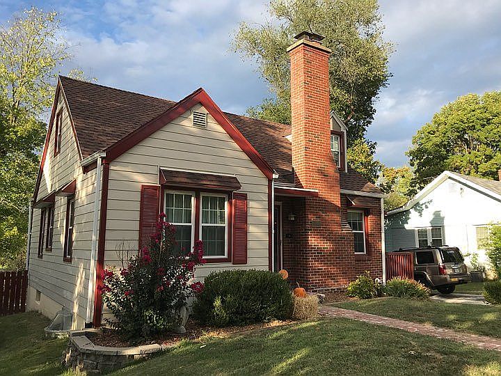 2nd image of 1115 Sunset Ln
