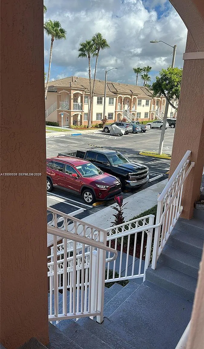 Venetia Gardens Condo — Photo 3