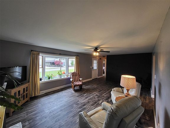 5th image of 11121 Mercer Pike