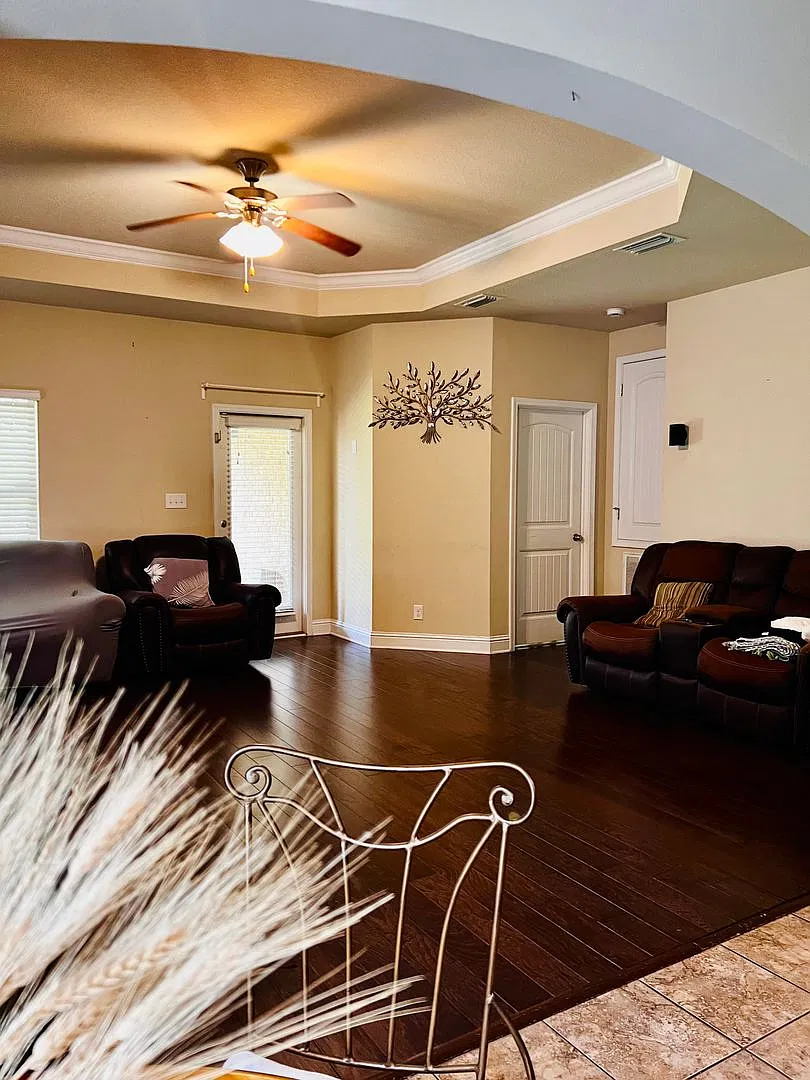 3 bed, 2.0 bath, 1980 sqft, $1,950 — Photo 2