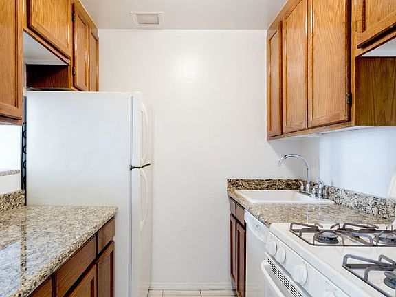 2nd image of 215 W 84th St APT 424