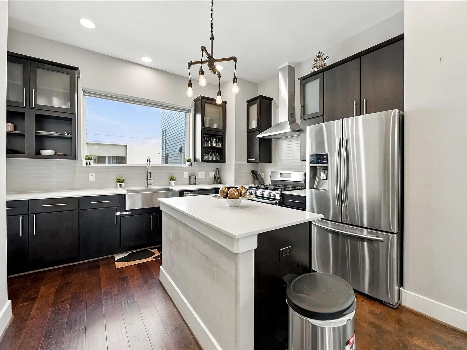 3 bed, 3.5 bath, 1838 sqft, $3,200 — Photo 4