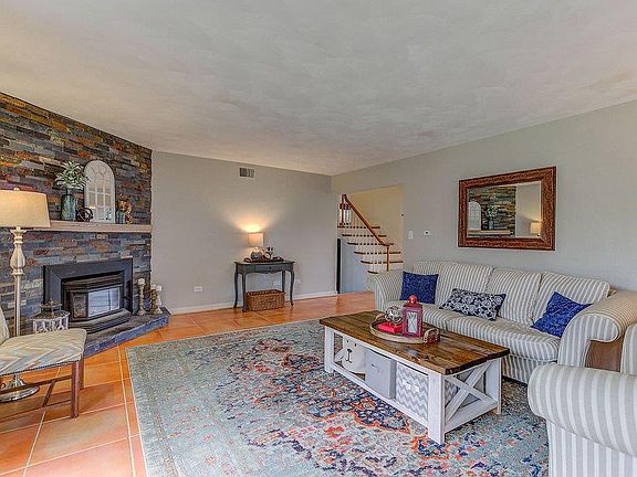 3rd image of 121 Oakhill Dr