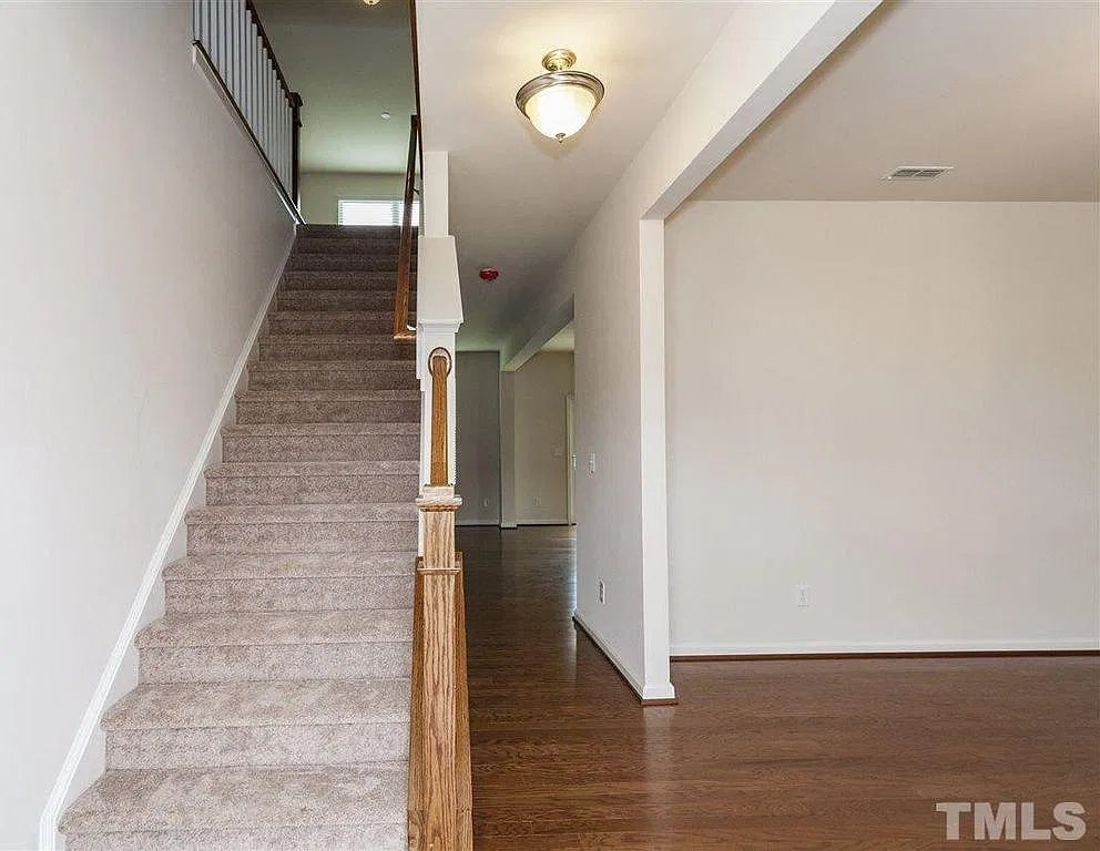 4 bed, 2512 sqft, $2,595 — Photo 3
