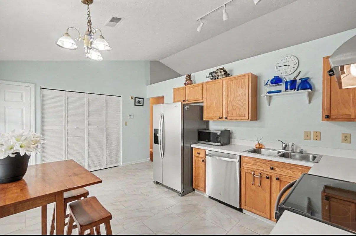 3 bed, 1040 sqft, $1,900 — Photo 2