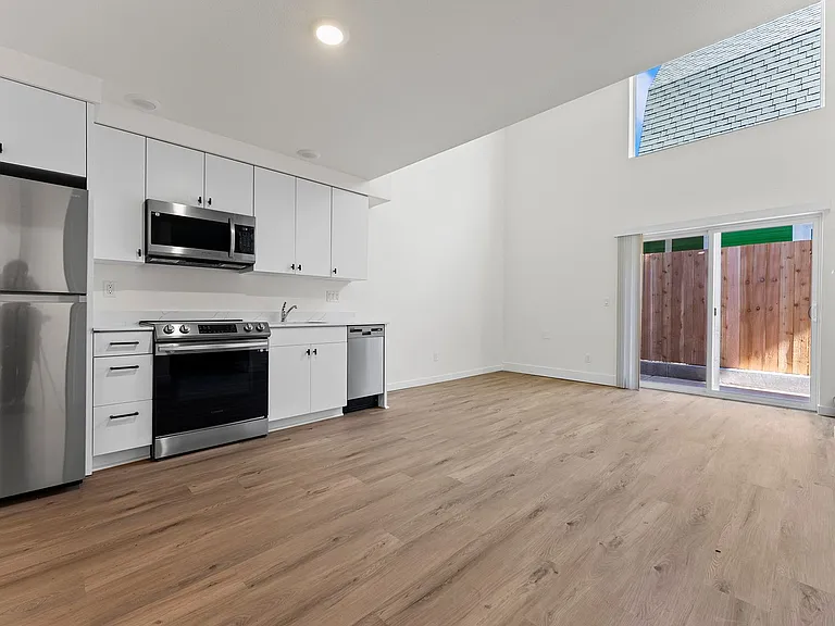 1820 NE Davis St #203 — Photo 14