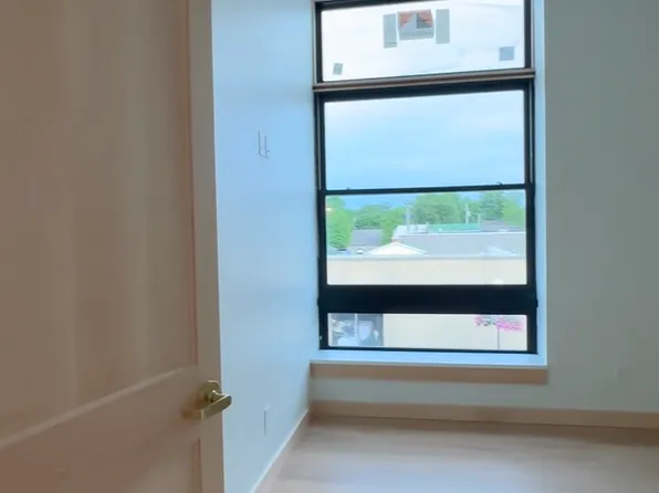 2 N 4th St #3, Clear Lake, IA 50428