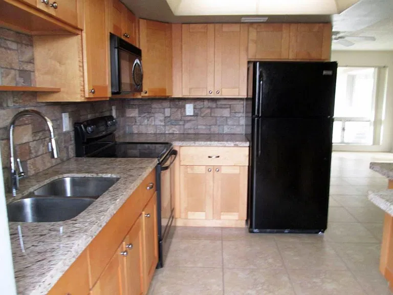 NE 27th Ct — Photo 16
