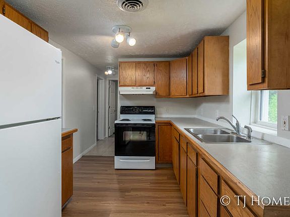 3rd image of 1632 Rupert St NE
