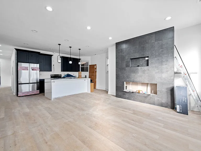 3116 W Montrose Ave #2 — Photo 1