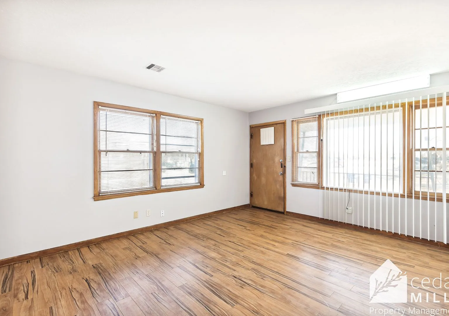 Super Spacious Duplex by WSU — Photo 2
