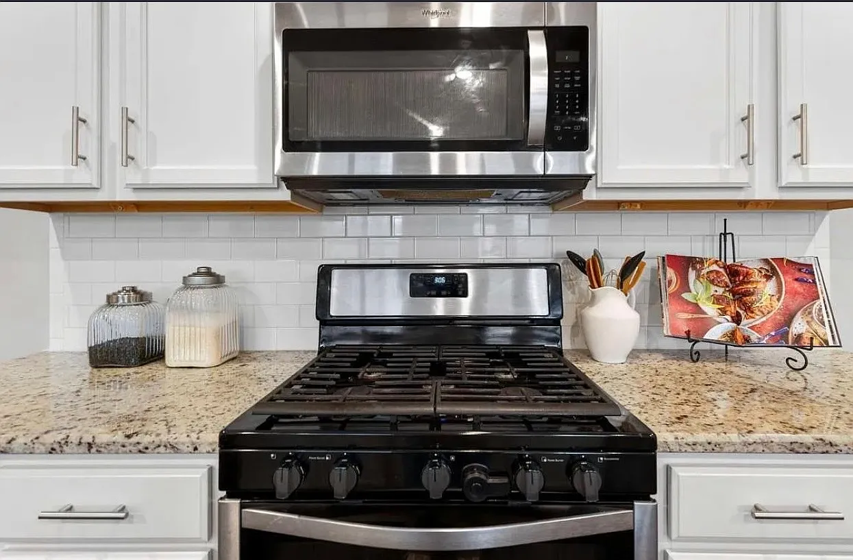 3 bed, 2.5 bath, 1928 sqft, $2,500 — Photo 3