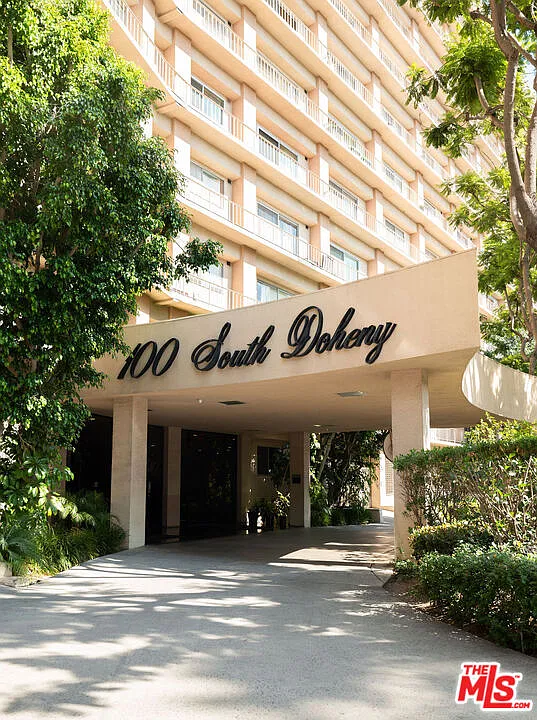 Building Photo - 100 S Doheny Dr #1011