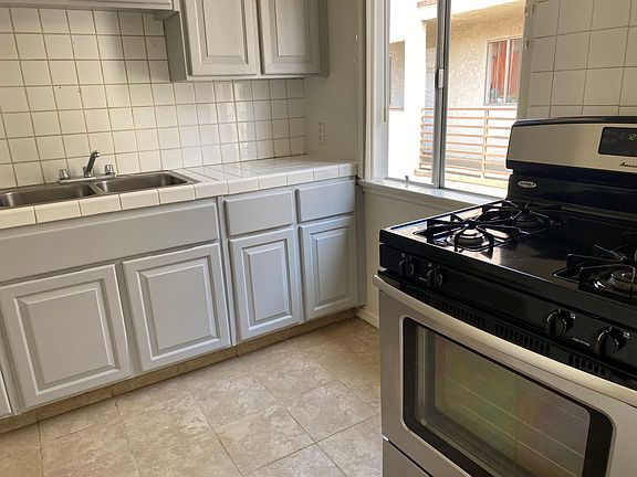 4th image of 1910 Chestnut Ave #4
