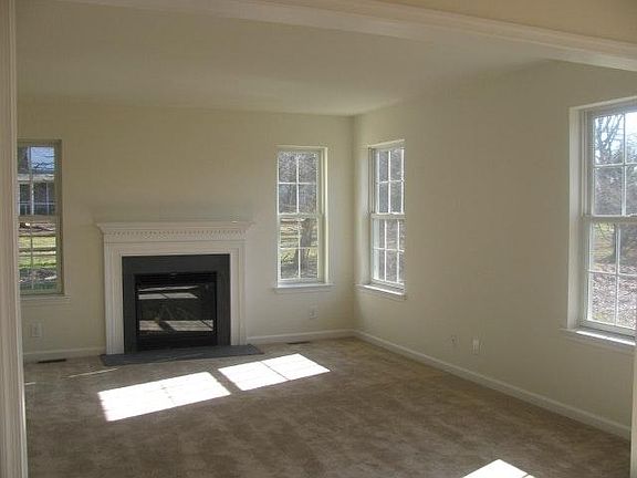 3rd image of 139 Sugarbush Dr