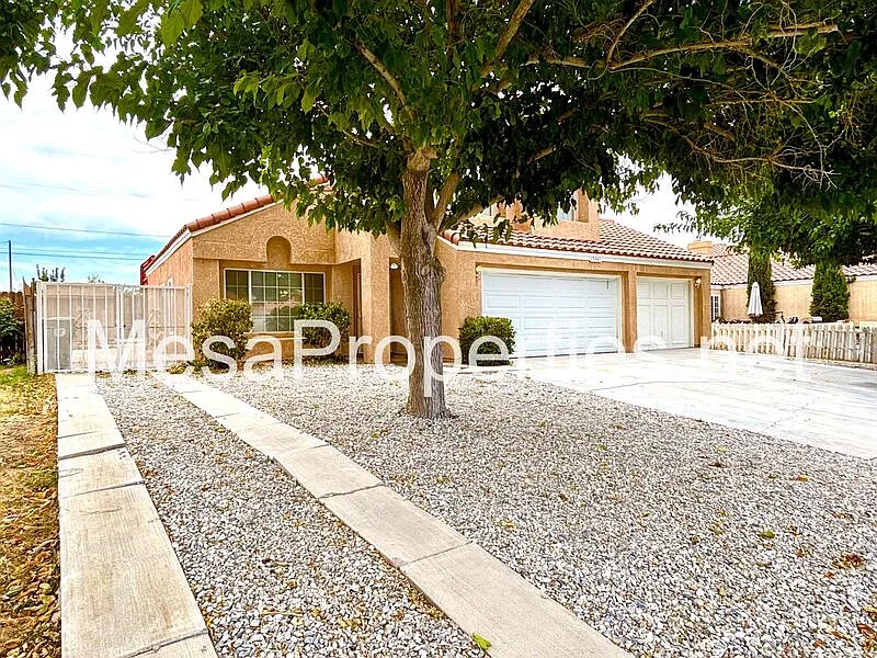 3 bed, 2.5 bath, 2052 sqft, $2,300 — Photo 3