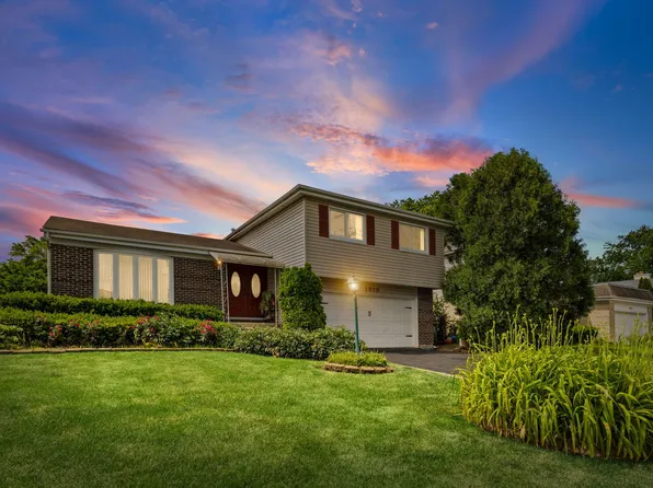 1913 E Seminole Ln, Mount Prospect, IL 60056