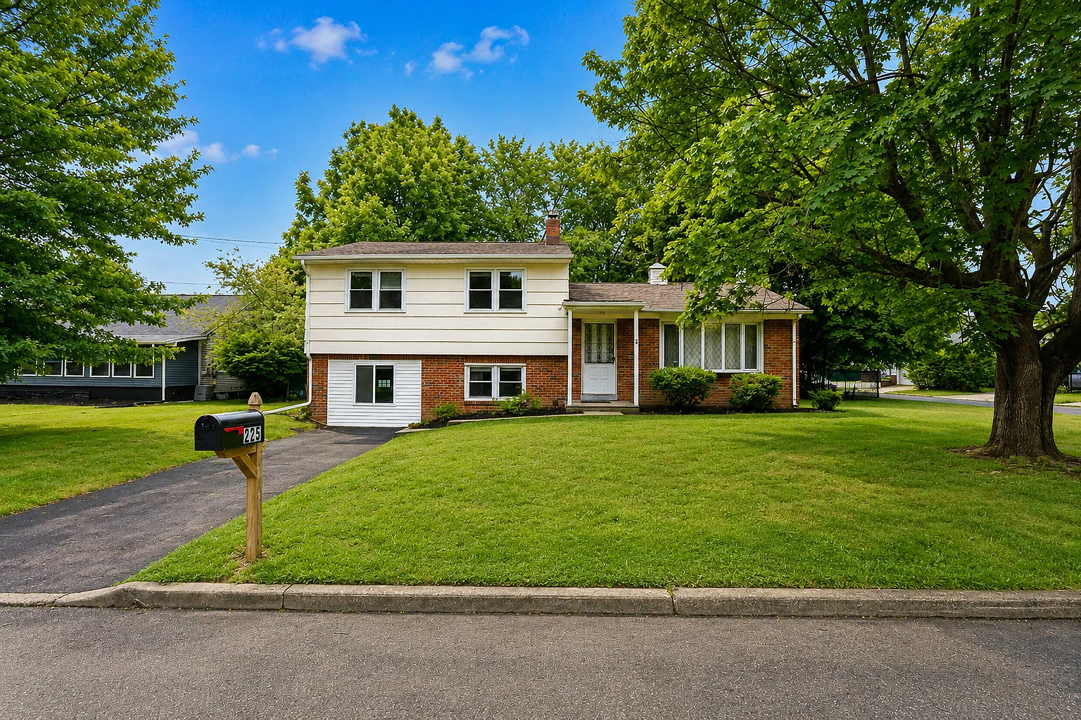 6 bed, 2.5 bath, 1898 sqft, $42,000 — Photo 2