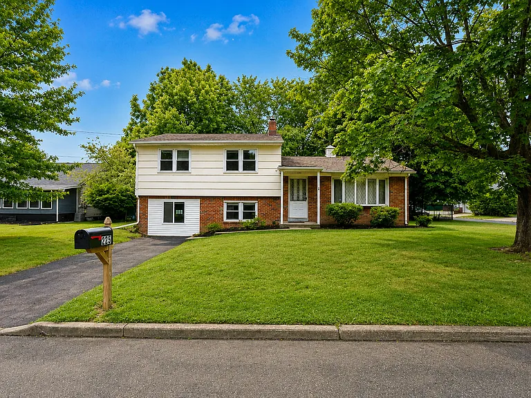 225 Claflin Ave — Photo 2