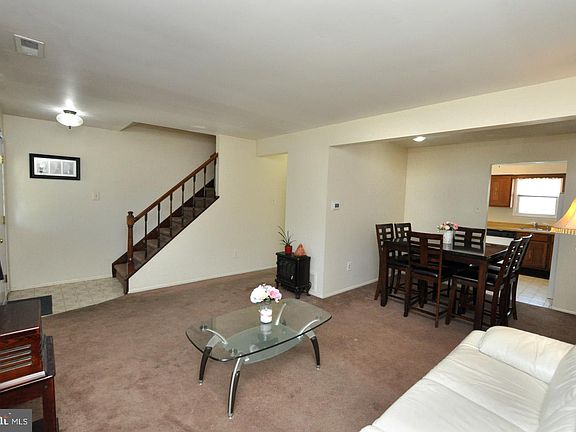 3rd image of 109 Mayfair Ln