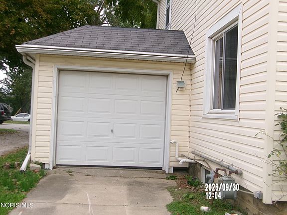3rd image of 203 E Oak St