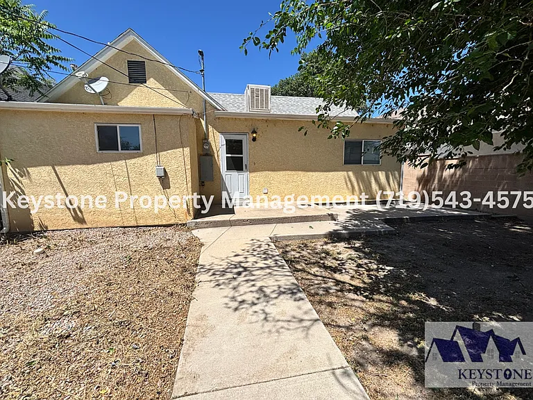 718 W 11th St — Photo 2