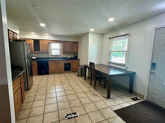 3rd image of 20 Warren Ave