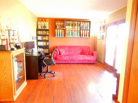 4th image of 1025 Tamworth Dr