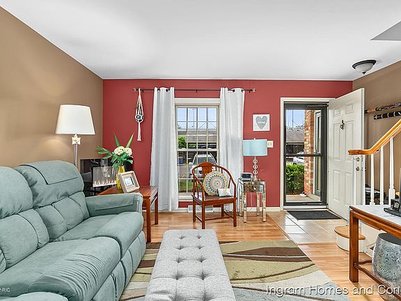 4th image of 2458 Village Dr SE