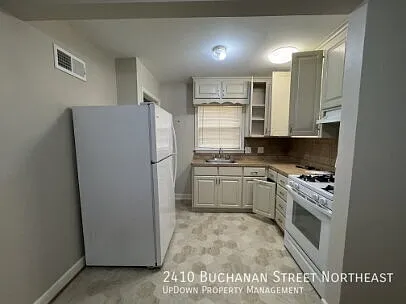 2410 Buchanan St NE — Photo 6
