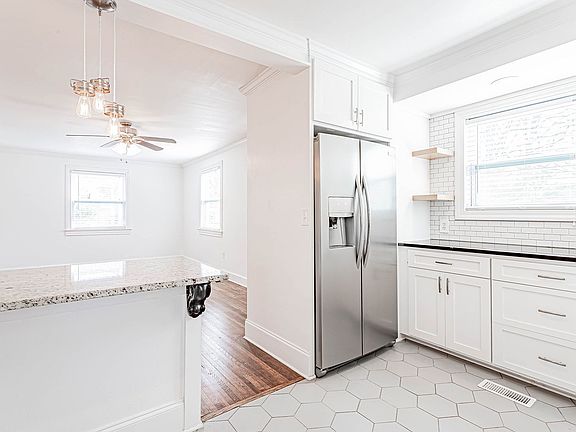 2nd image of 20 Essex Ct