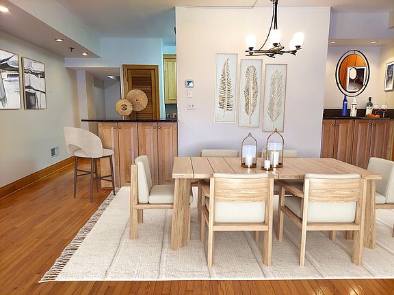 Dining area w/ wet bar & large eat at island
